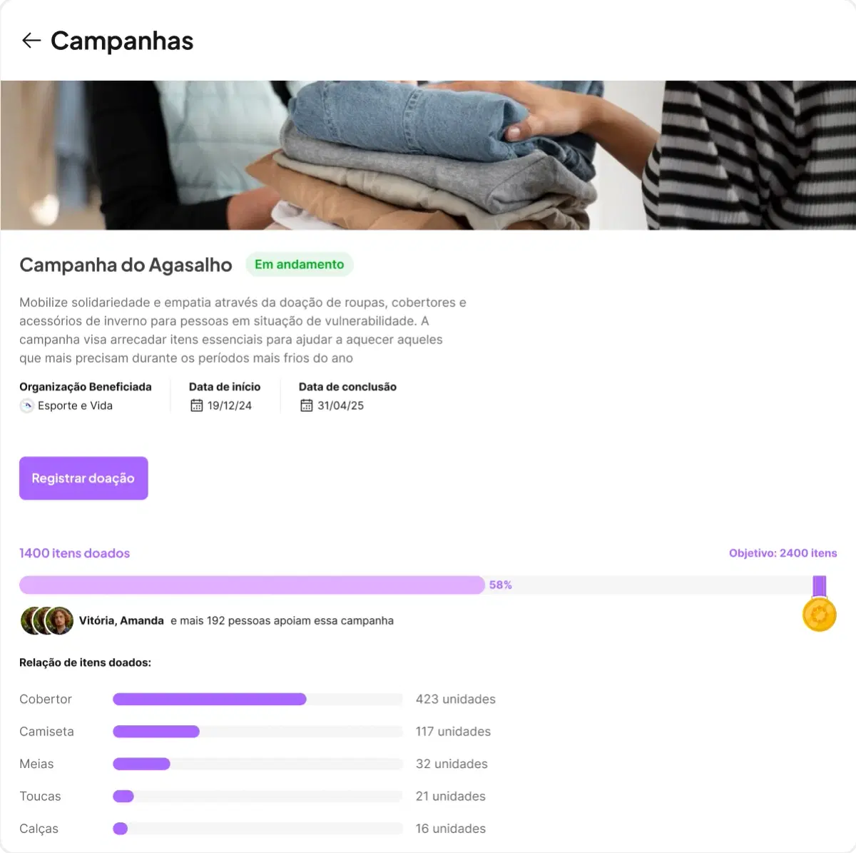 Exemplo de página de campanha de arrecadação. Mostra foto de mãos segurando roupas de inverno, datas, metas de arrecadação, barra de progresso e lista de itens arrecadados.
